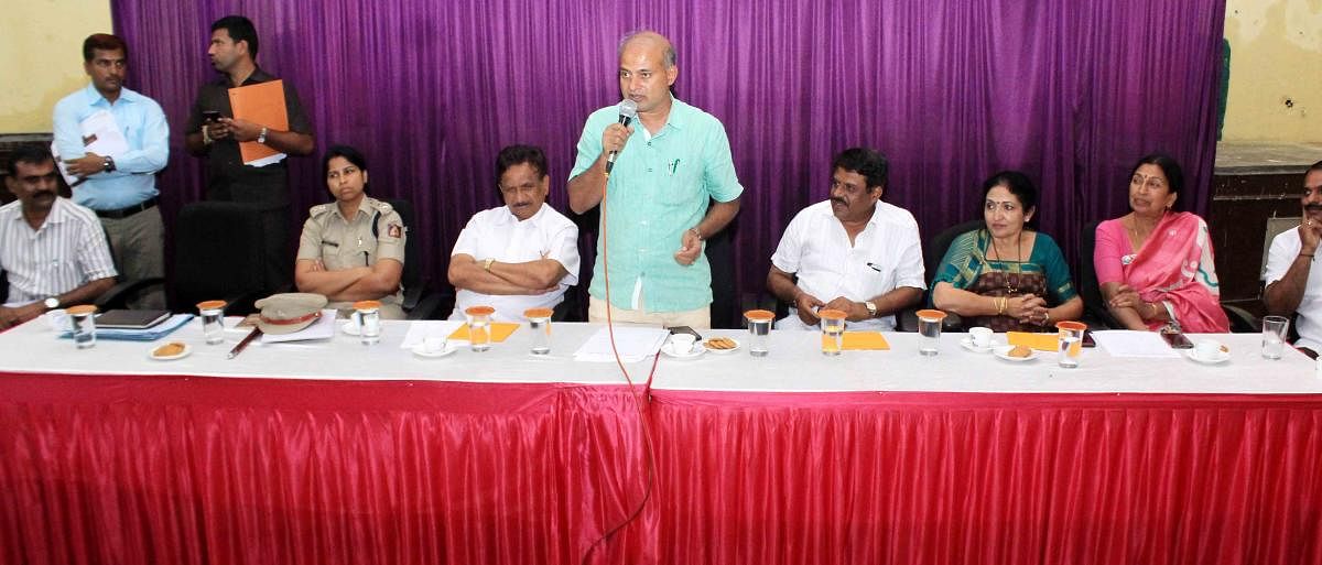 District In-charge Minister Sa Ra Mahesh speaks during a preparatory meeting on Madikeri Dasara on Monday.