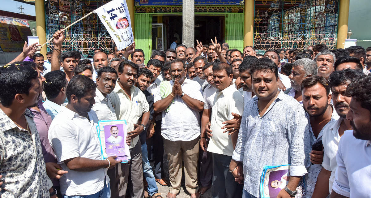 Independent candidate K Harish Gowda from Chamaraja Assembly Constituency along with supporters take out door to door campaigning, at KG Koppal in Mysuru. DH photo