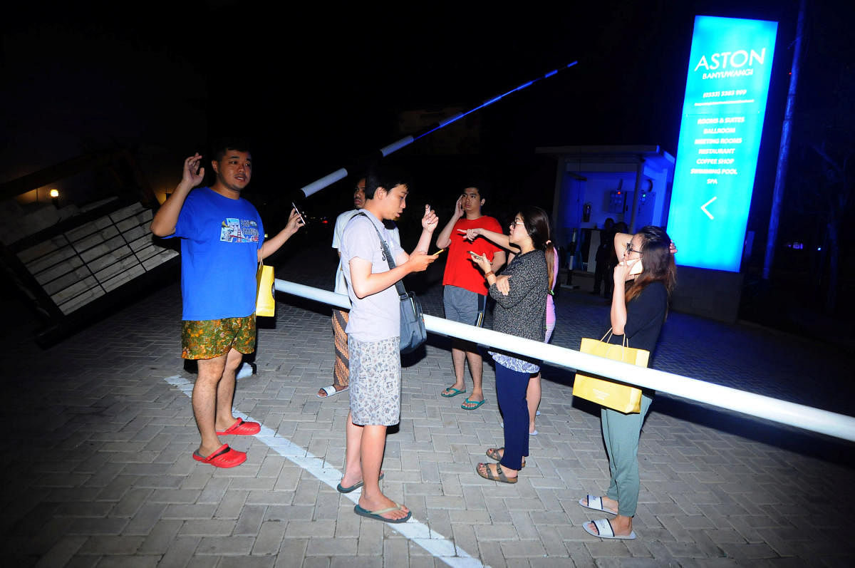Hotel guests stand outside of a hotel shortly after an earthquake in Banyuwangi, Indonesia, October 11, 2018. (Antara Foto/Aloysius Jarot Nugroho via REUTERS)