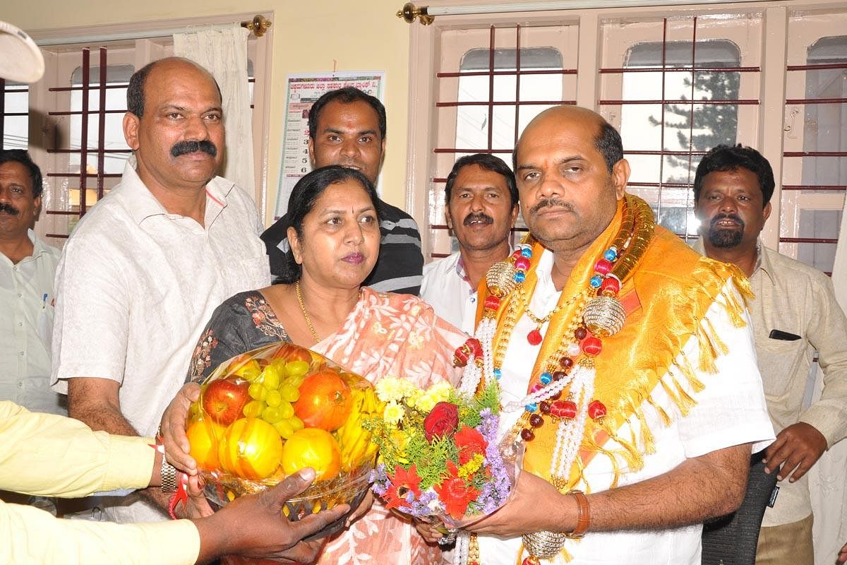 MLAT D Rajegowda and KPCC General Secretary Gayatri Shanthegowda greet Minister Bandeppa Kashempur.