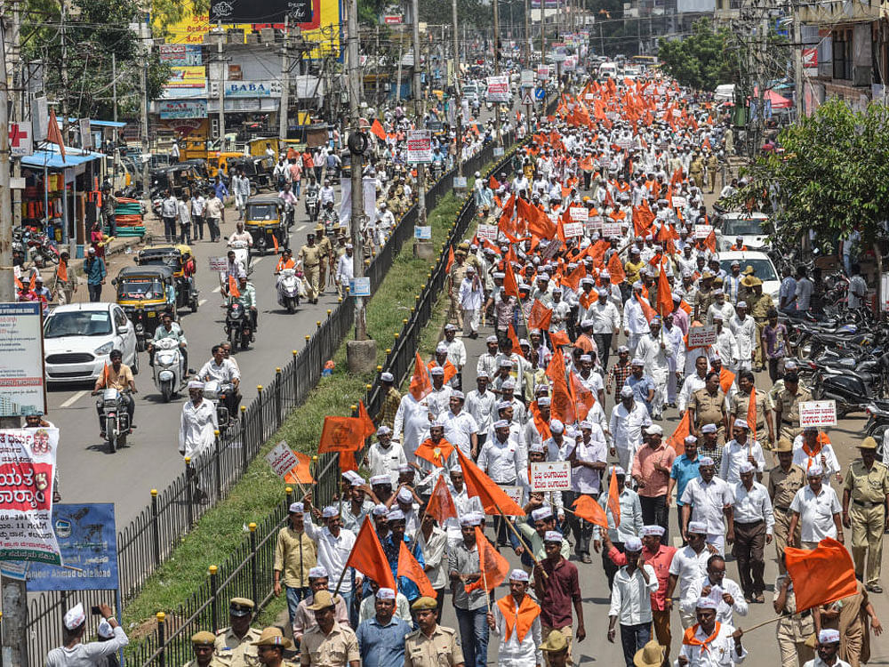Lingayats are being misled with a false hope that minority status will be accorded to the community and it will enjoy all the trappings that come with such a status. "It might benefit educational institutions and not the community as a whole. The Supreme Court has dismissed eight such petitions," the seer noted. (DH file photo)