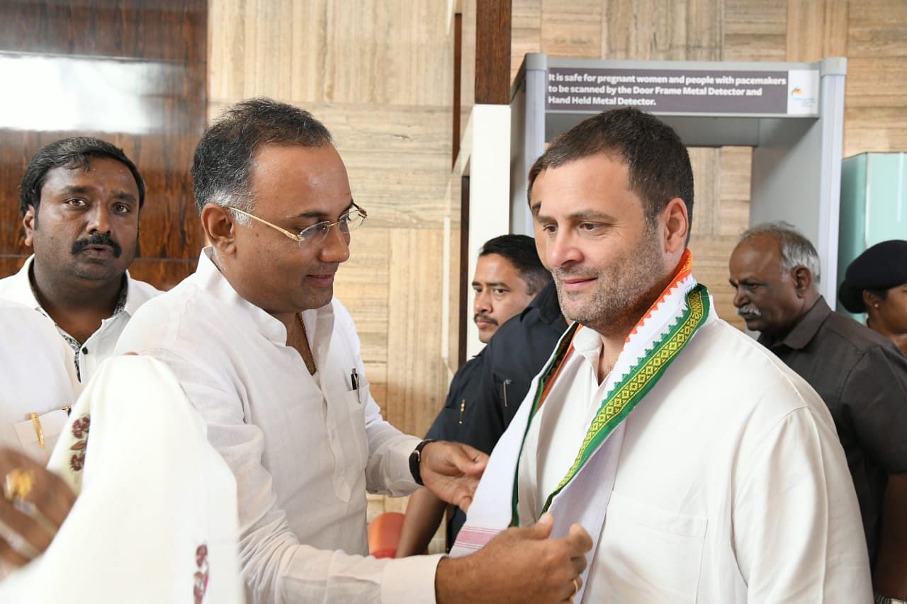 Congress president Rahul Gandhi being received by KPCC president Dinesh Gundu Rao in Bengaluru. (DH Photo)