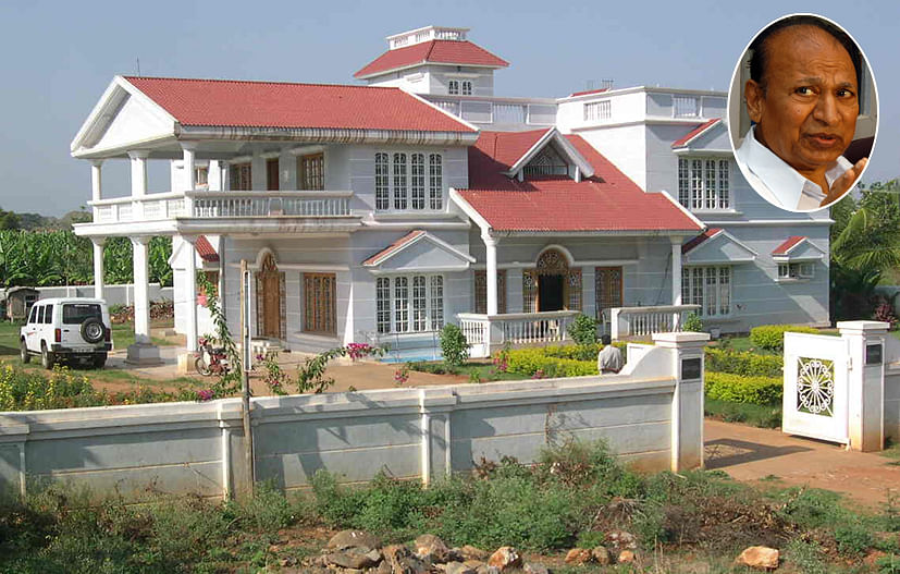 The farmhouse from where Dr Rajkumar (inset) and three other men were kidnapped on July 30, 2000. (DH Archives)