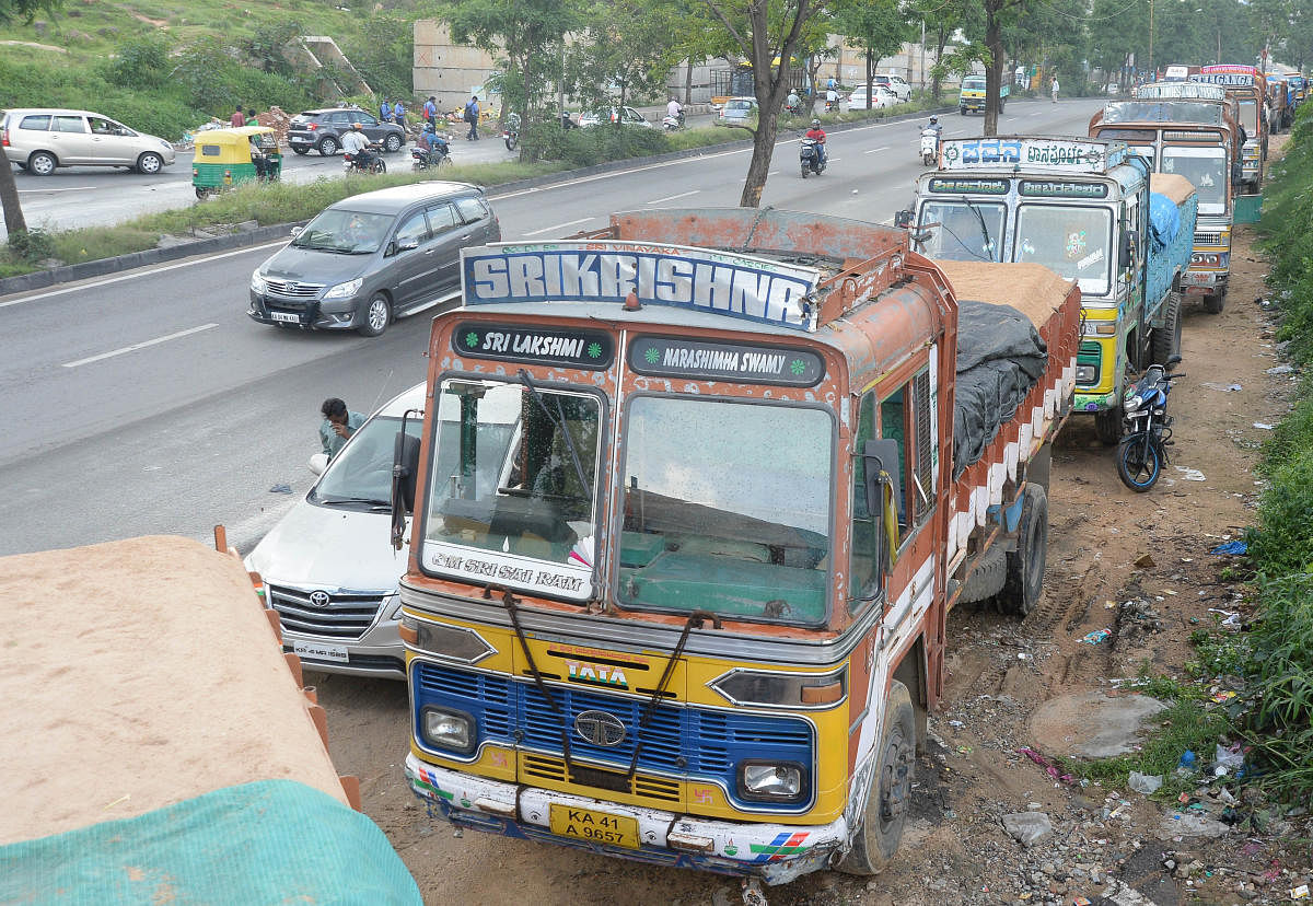 Trucks parked on roadside near Nayandahalli junction in Bengaluru following strike call. DH Photo