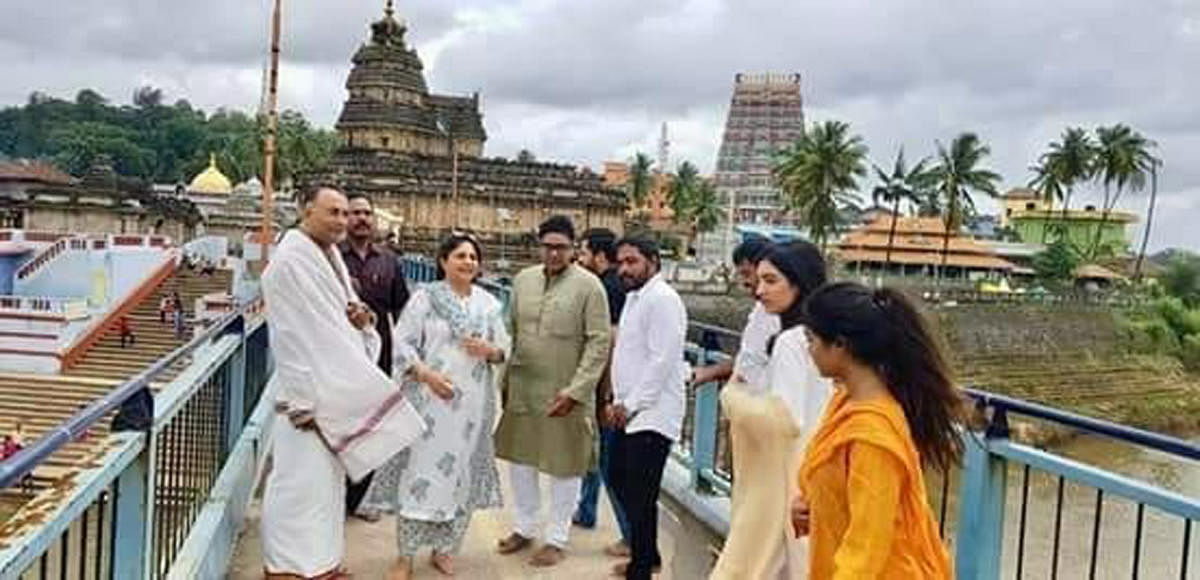 KPCC President Dinesh Gundu Rao visited Sringeri Temple on Wednesday.