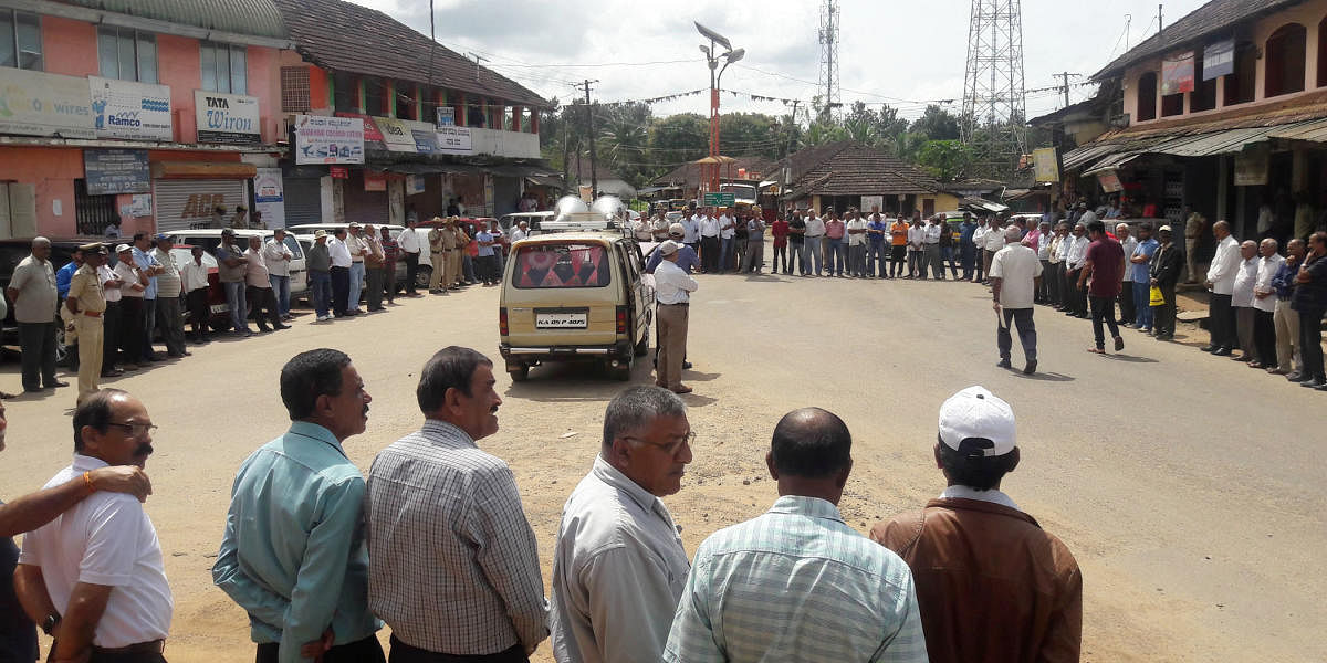Coffee growers formed a human chain at Ammatti on Wednesday.