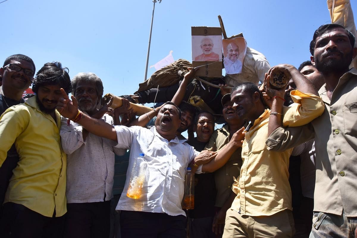 Hubballi Autorickshaw Owners & Drivers Association members hold mock funeral procession of effigies of PM Narendra Modi and other BJP leaders in Hubballi on Monday, during 'Bharat Bandh'.