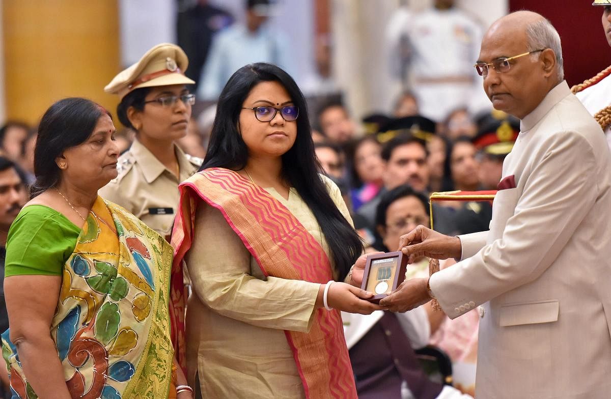 New Delhi: President Ram Nath Kovind presents Kirti Chakra (posthumous) to Commandant Pramod Kumar, being received by his wife, during the Defence Investiture Ceremony at Rashtrapati Bhawan in New Delhi on Monday. PTI Photo by Kamal Kishore (PTI4_23_2018_