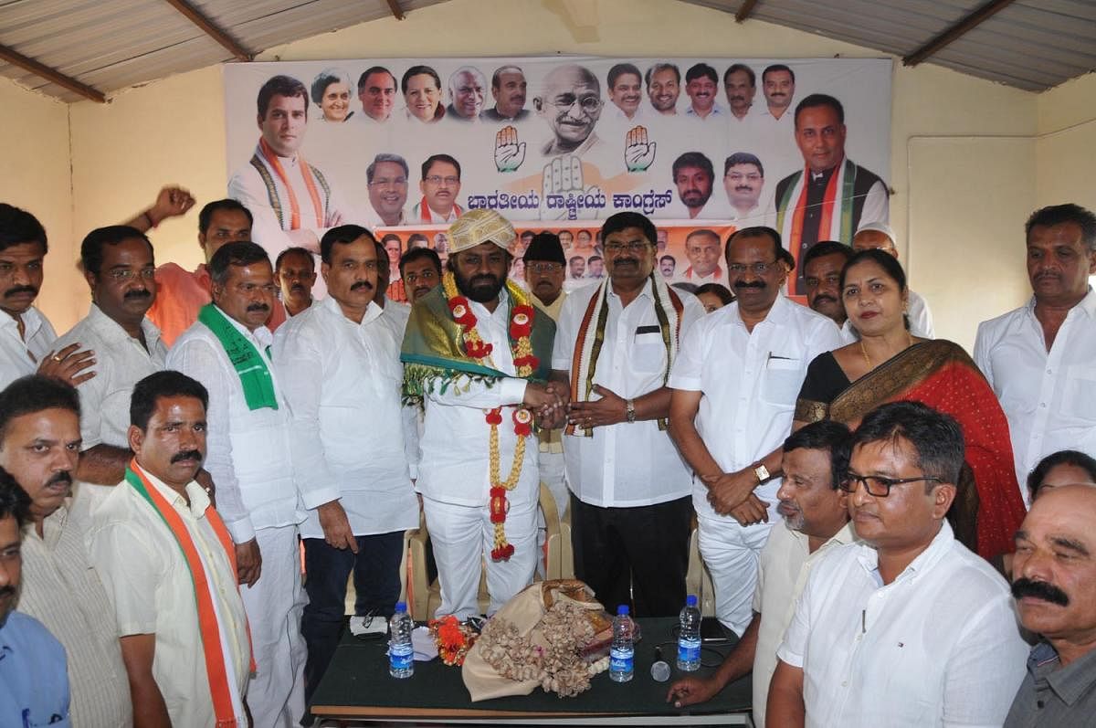 KPCC working president Eshwar Khandre was felicitated during his visit to Congress office in Chikkamagaluru on Sunday.
