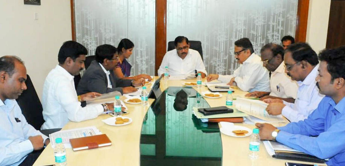 Deputy Chief Minister G Parameshwara discussing the precautionary measures to check the spread of the H1N1 virus in the state with mayor Gangambike Mallikarjun, officials of the health department and Bruhat Bengaluru Mahanagara Palike (BBMP) on Sunday.