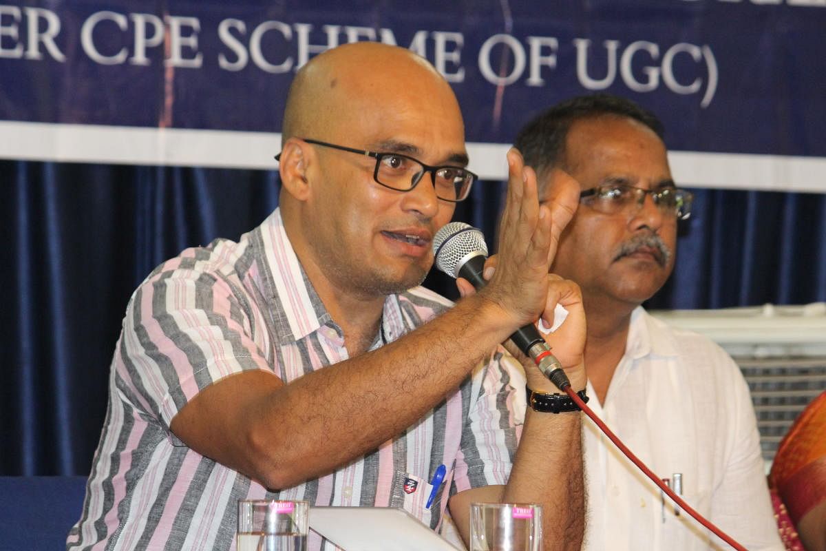 Writer Vasudhendra speaks during an interaction programme organised at University College in Mangaluru.
