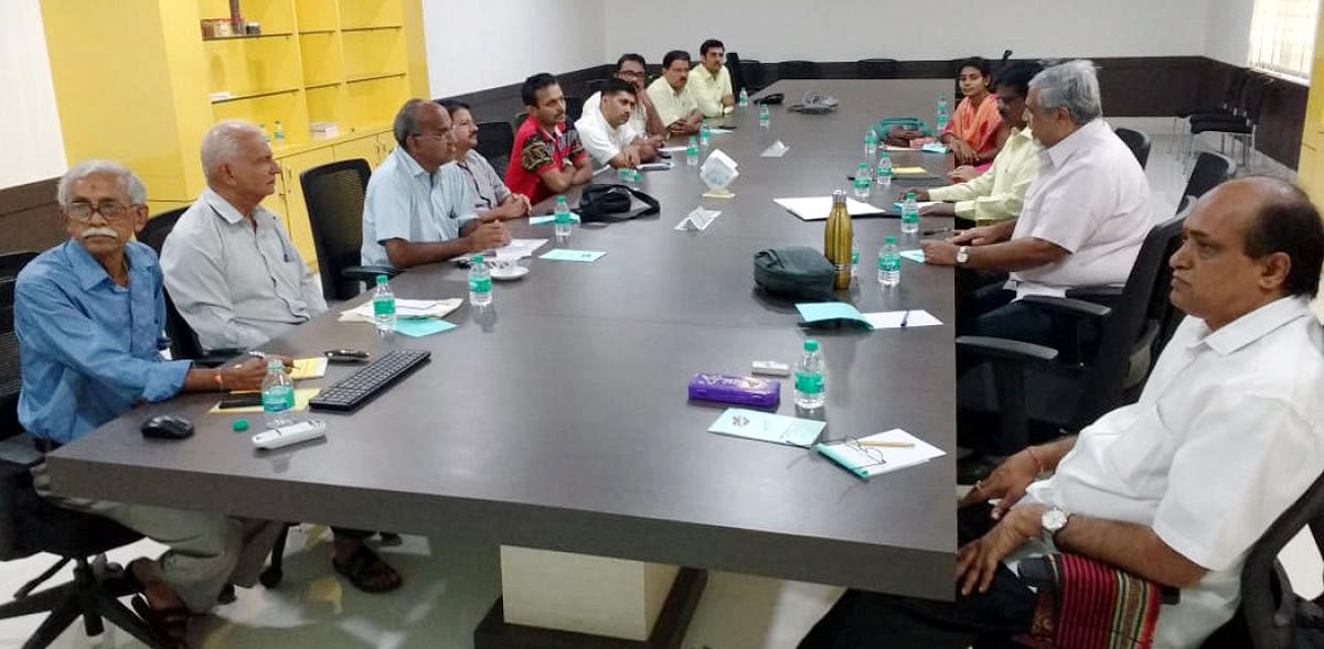 A meeting to discuss imparting training to climb areca trees was held under the chairmanship of Campco president S R Sathischandra in Puttur on Monday.