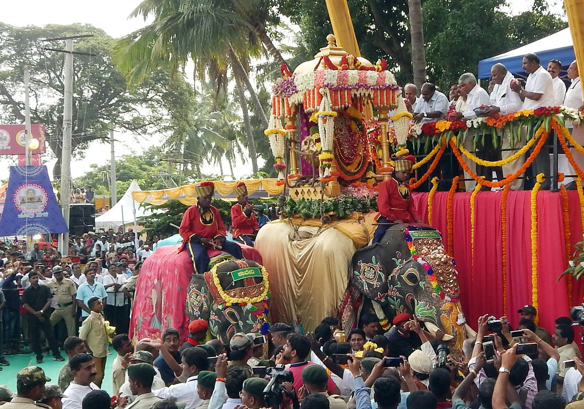 Chief Minister H D Kumaraswamy offers floral tributes to the idol of Chamundeshwari mounted atop elephant Abhimanyu as part of Dasara at Srirangapatna, Mandya district on Tuesday.