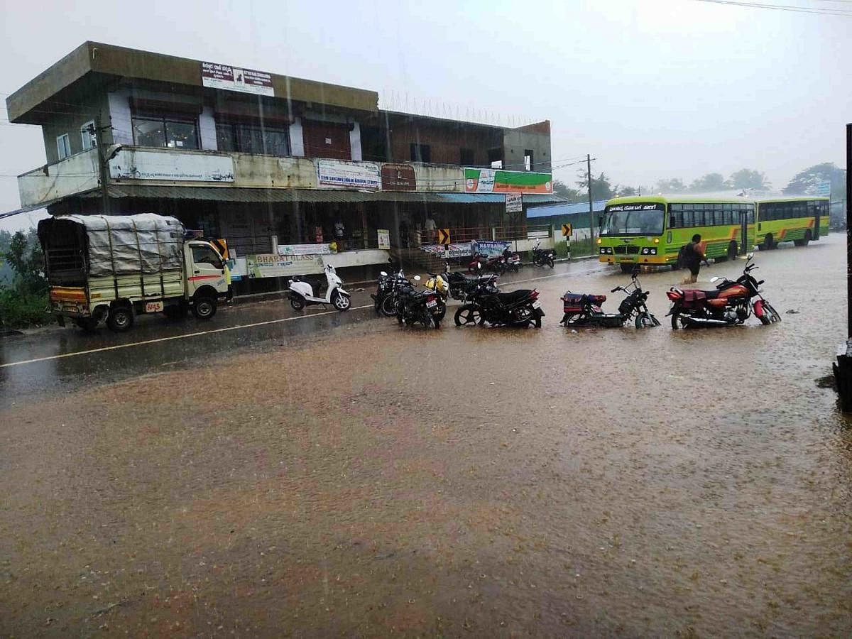 A stretch of Sirsi-Molakalmuru highway was submerged affecting vehicular movement at Akkialur in Haveri district. DH Photo