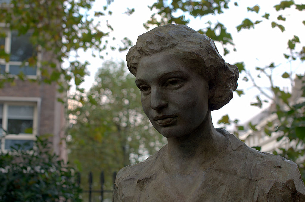 The bust of WW2 operative Noor Inayat Khan. Wikimedia photo.