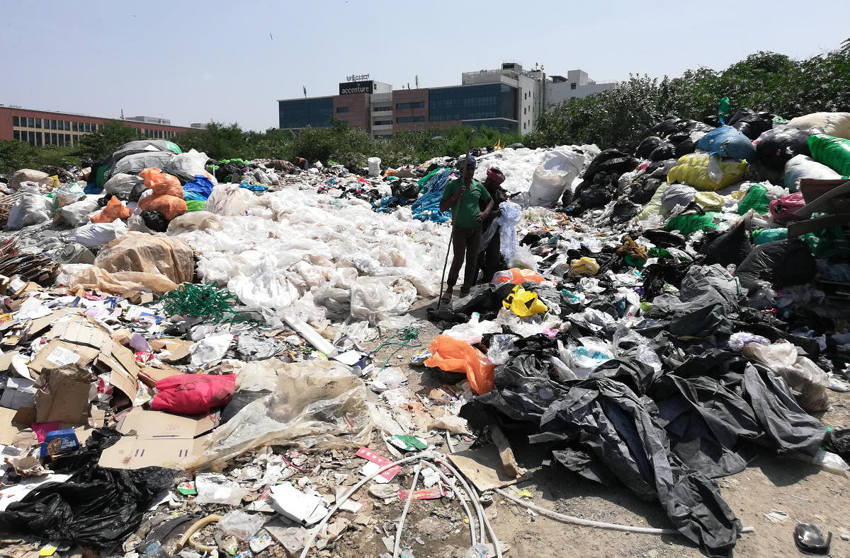 Illegal garbage dump near Divyasree Techpark, Kundalahalli in Bengaluru. DH PHOTO