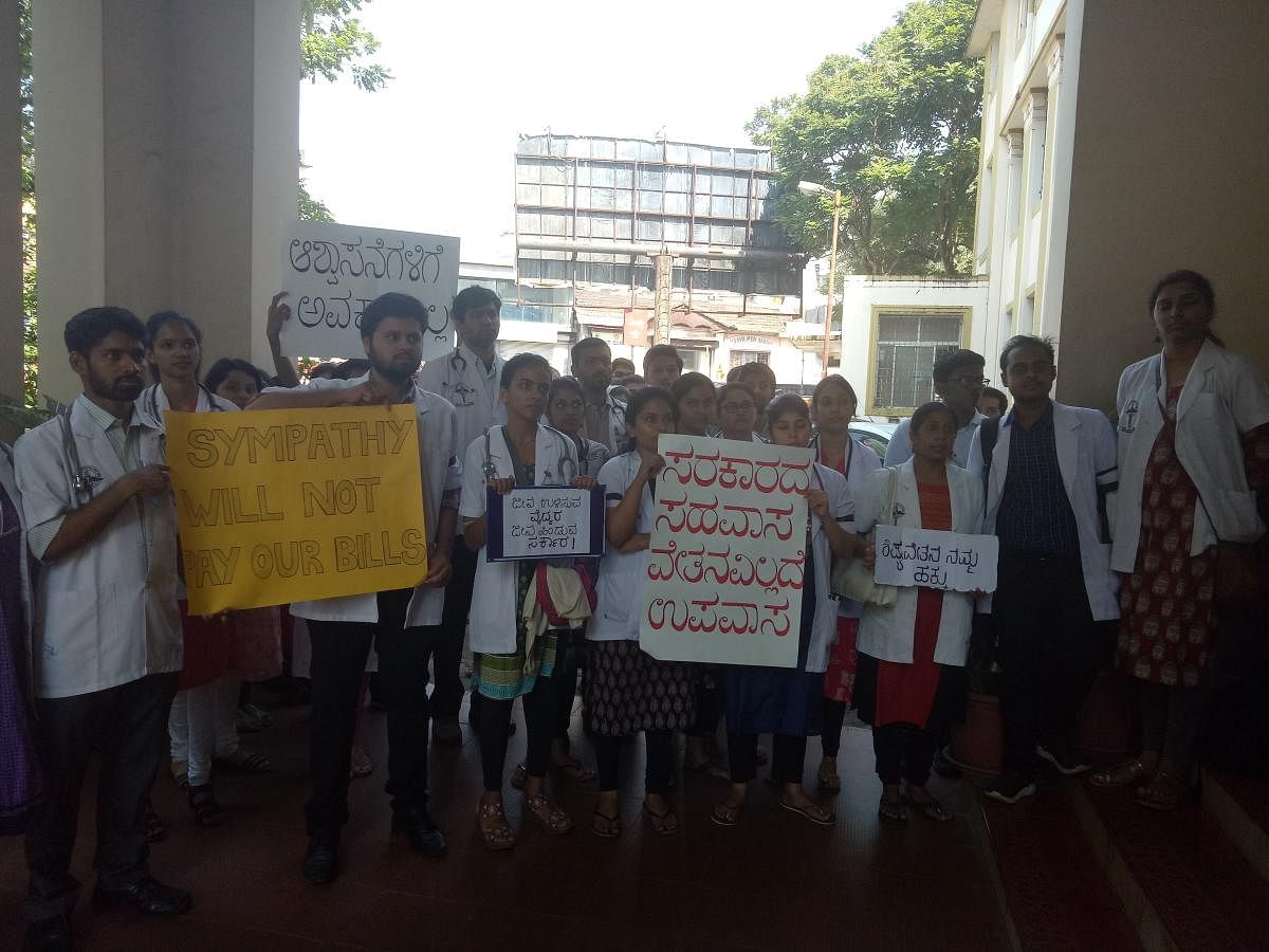 Medicos and PG doctors protest demanding stipend in Mangaluru on Monday. DH photo.