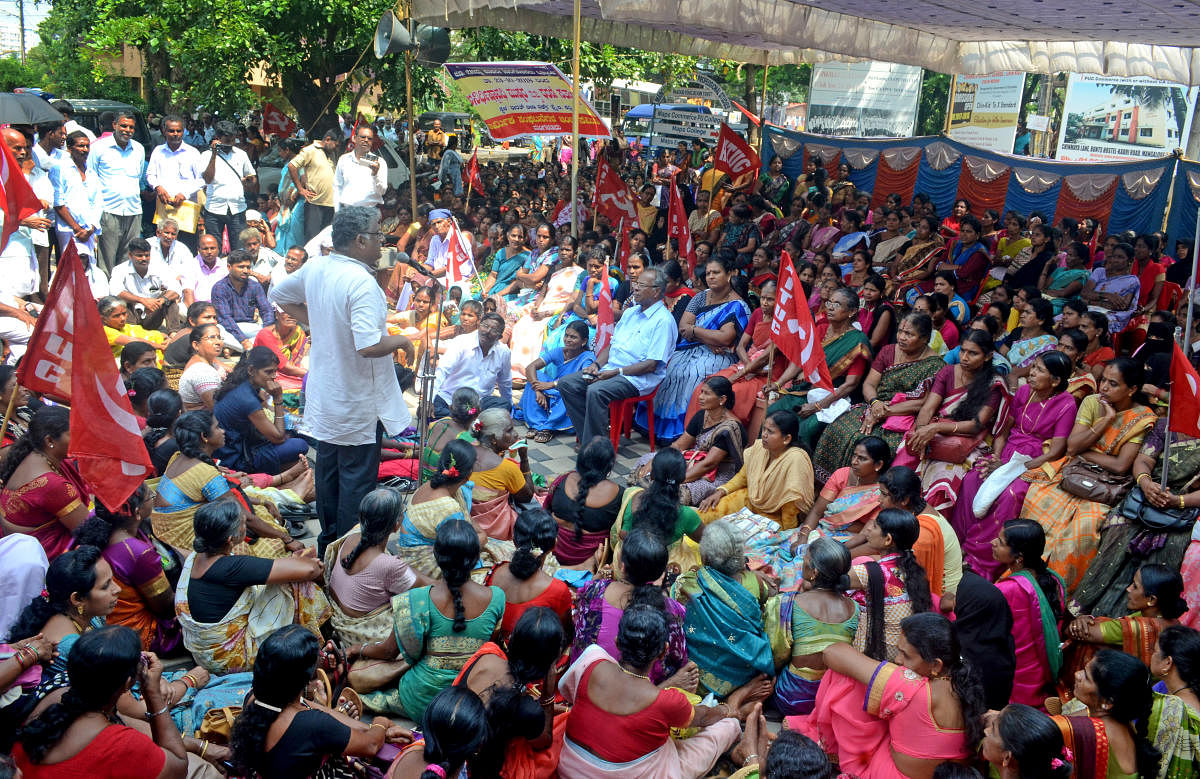 Beedi workers stage a dharna in front of Bharat Beedi Works office in Mangaluru on Tuesday.
