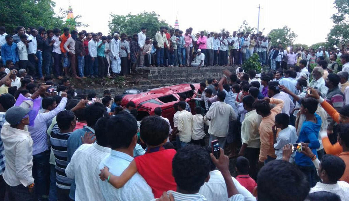 Rumours of child lifting led to the death of a man in an accident at Murki village in Aurad taluk, Bidar district on Friday. (DH Photo)