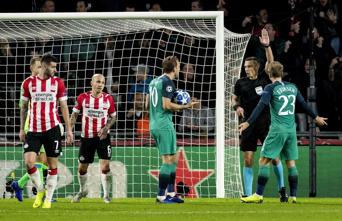 Tottenham Hotspur's English striker Harry Kane (C) speaks with referee Slavko Vincic (2R) after a disallowed goal from unseen Tottenham Hotspur's Colombian defender Davinson Sanchez during the UEFA Champions League Group B football match between PSV Eindh