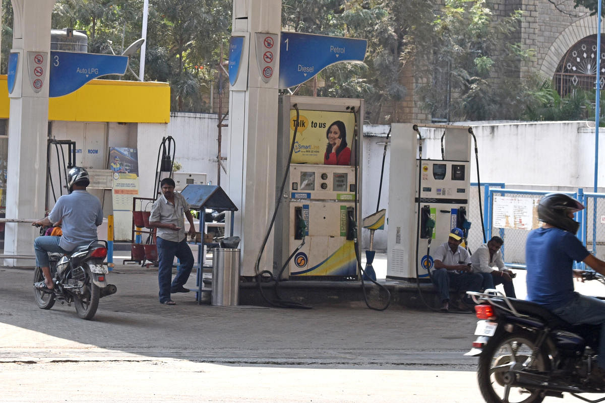 State oil marketing companies have frozen the rates of petrol and diesel for the past seven days. DH File Photo/S K Dinesh