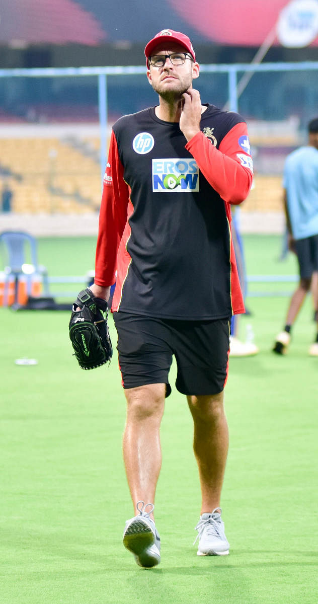 Daniel Vettori feels RCB bowlers' profligacy is putting pressure on their batsmen. DH File Photo