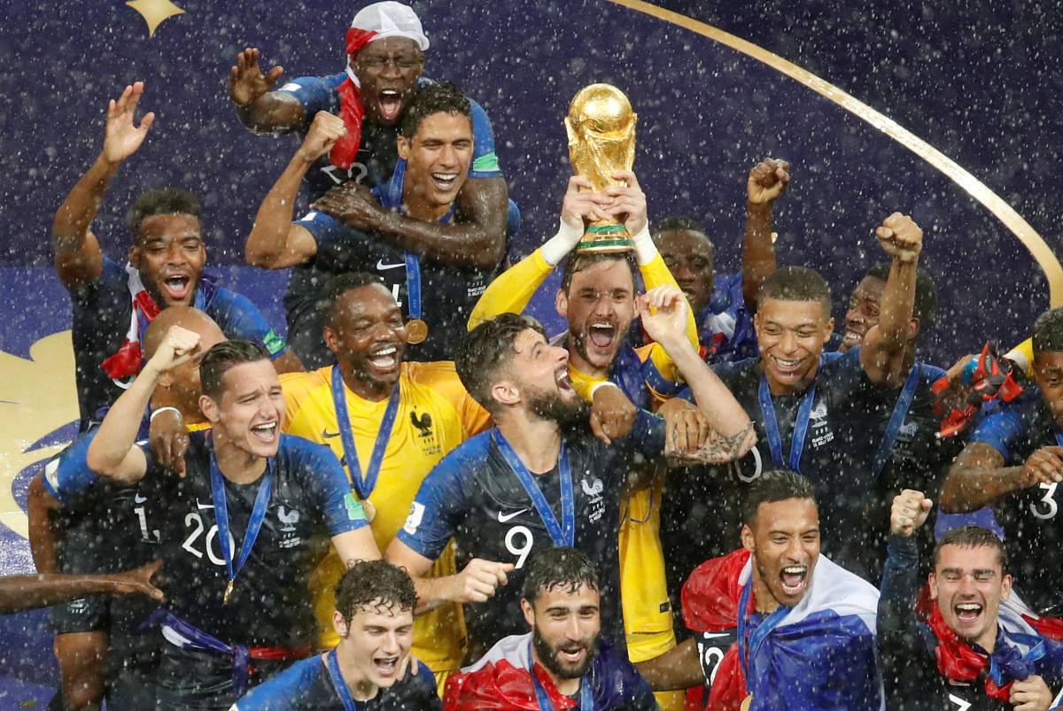 France's Hugo Lloris lifts the trophy as they celebrate winning the World Cup. (REUTERS/Christian Hartmann)