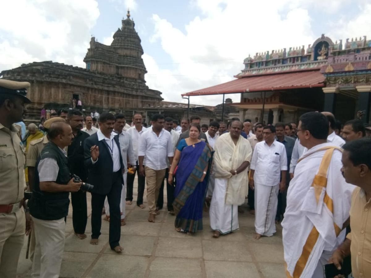 Chief Minister H D Kumaraswamy and his wife Anitha visit Sharadapeetha at Sringeri for religious rituals on Saturday. DH Photo