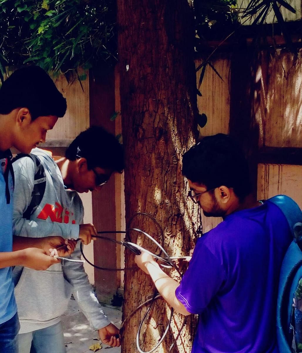 Volunteers clear illegal cables in J P Nagar 1st Phase.