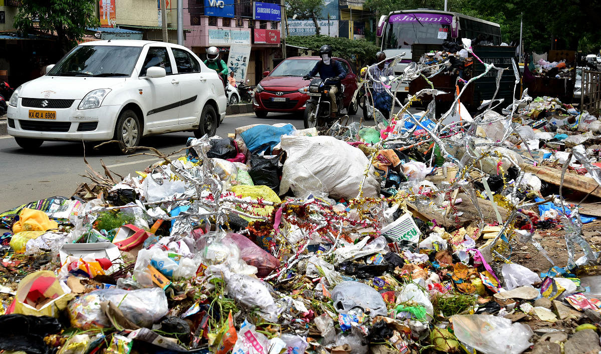 Littering, spitting, urinating and open defecation on roads, bus stations, railway stations, playgrounds and other public places will be penalised with a fine of Rs 500. DH FILE PHOTO