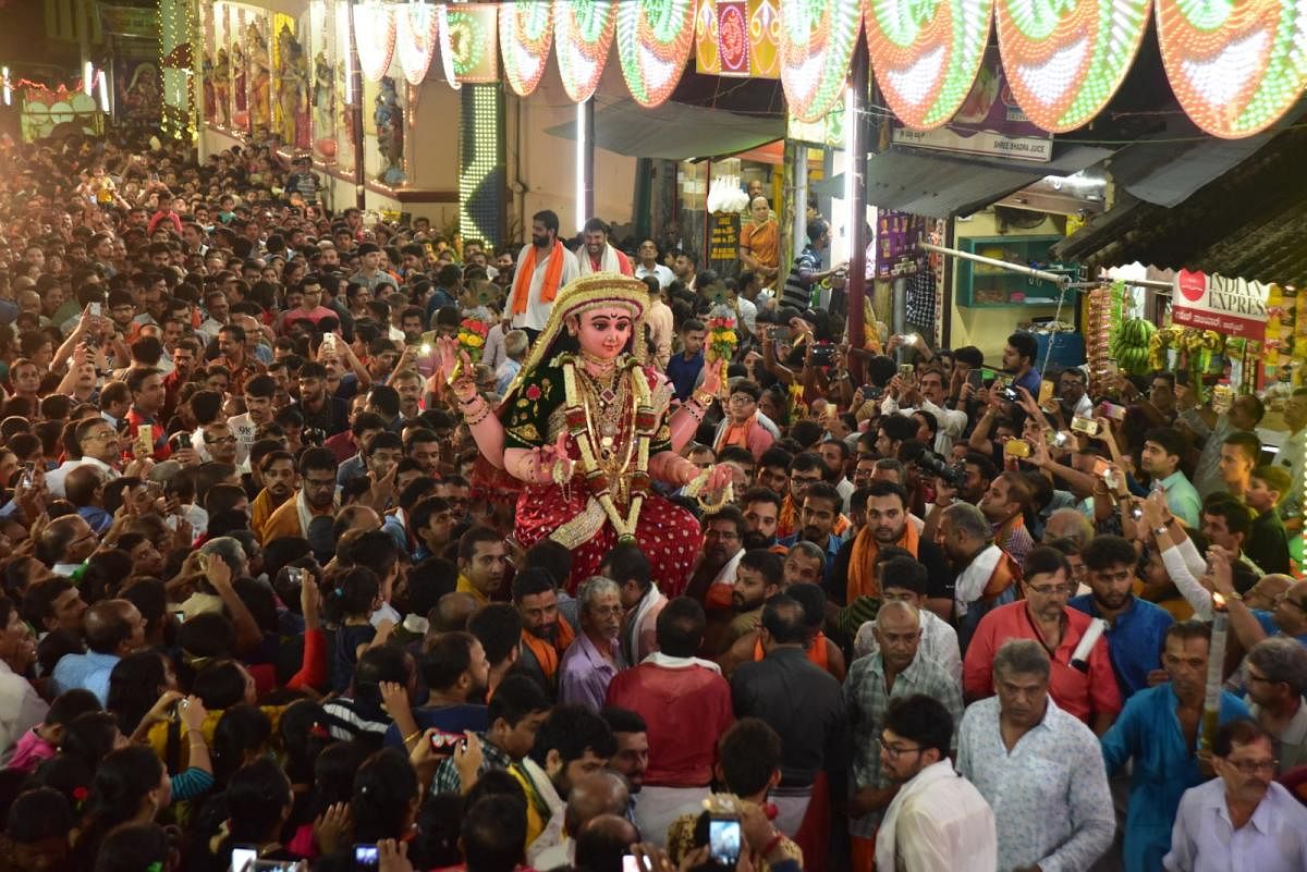 A large number of devotees carry the idol of Goddess Sharada during the procession from Shree Venkataramana Temple in Car Street, Mangaluru, on the final day of the Sharada Mahotsava on Saturday. DH PHOTO/ Govindraj Javali