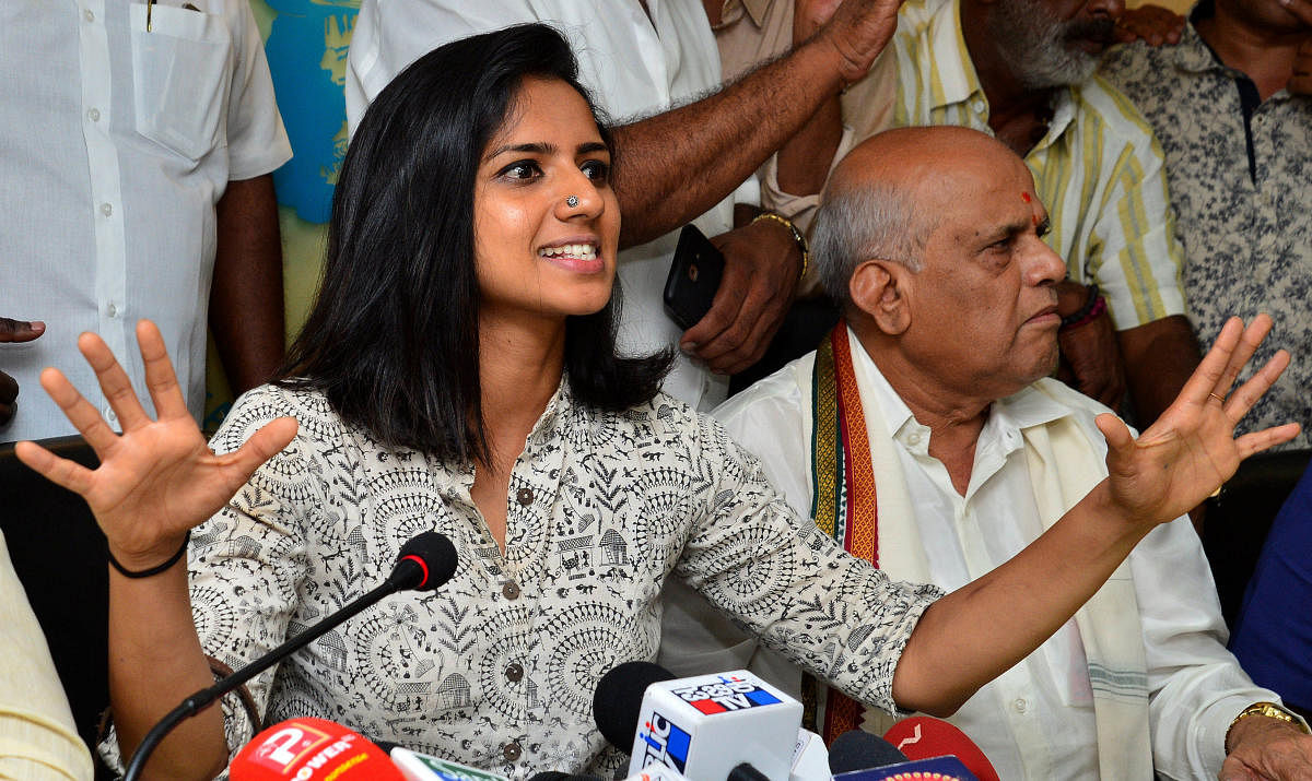 Actor Sruthi Hariharan was called for a mediation at the Karnataka Film Chambers of Commerce on Thursday. KFCC chairman S A Chinne Gowda is also seen. DH photo/Ranju P