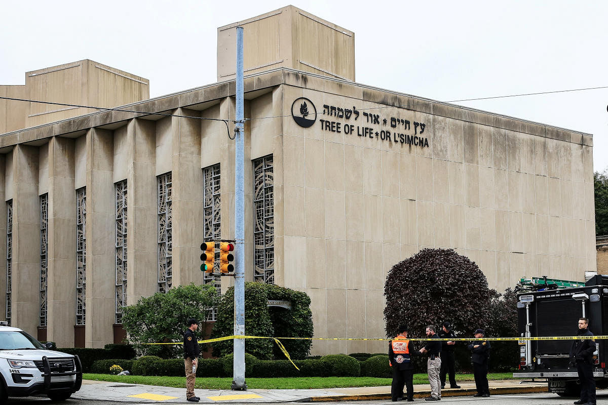 Police officers guard the Tree of Life synagogue following shooting at the synagogue in Pittsburgh, Pennsylvania, U.S., October 27, 2018. REUTERS/John Altdorfer