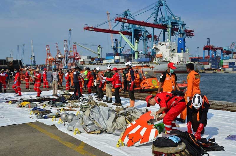 Rescue team members arrange the wreckage, showing part of the logo of Lion Air flight JT610, that crashed into the sea, at Tanjung Priok port in Jakarta, Indonesia, October 29, 2018. (Reuters Photo)