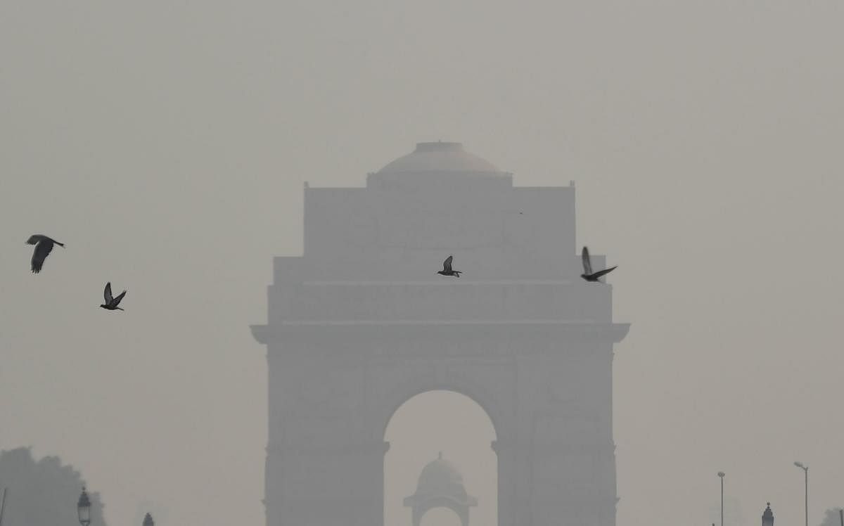 A general view of India Gate monument during heavy smog conditions in New Delhi on October 25, 2018. - Smog levels spike during winter in Delhi, when air quality often eclipses the World Health Organization's safe levels. Cooler air traps pollutants -- su