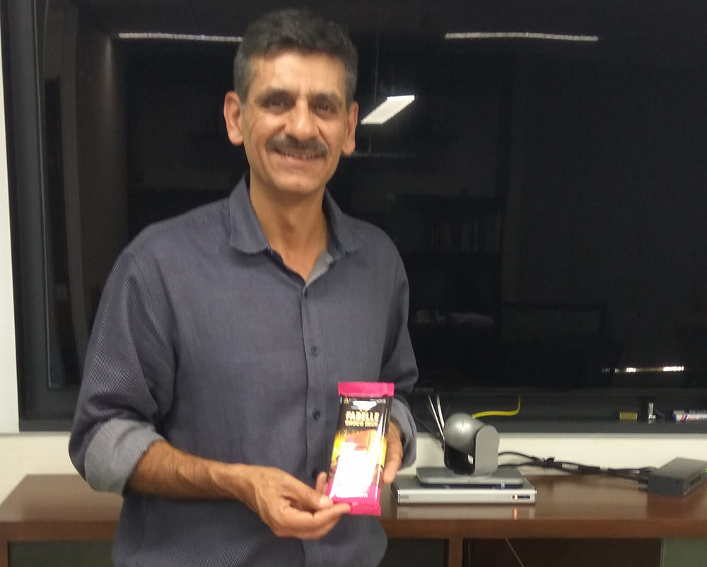 Hemant Malik, Divisional Chief Executive, ITC with Fabelle Choco Deck Milk Chocolate.