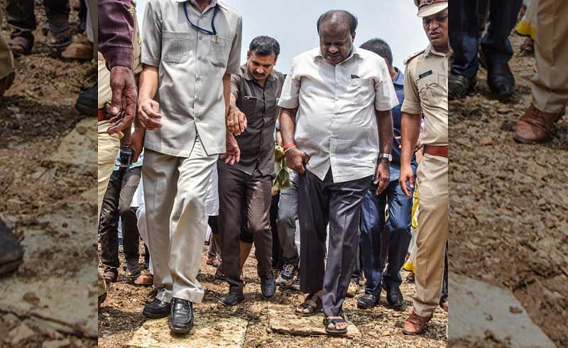 Chief Minister H D Kumaraswamy visits a farm land where tur crop has been damaged due to lack of rainfall at Chowdapur in Kalaburagi District on Monday. - Photo/ Prashanth HG