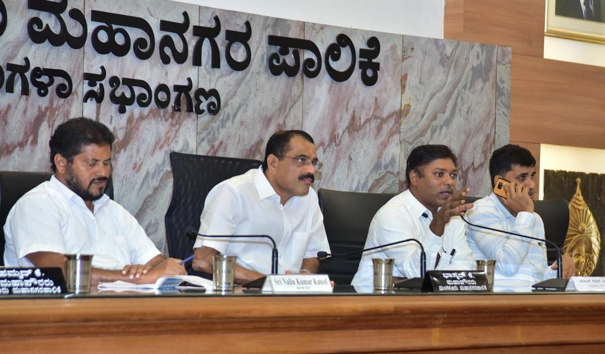 Deputy Commissioner Sasikanth Senthil S (2nd from right) speaks during a meeting on Smart City Mission projects, at Mangala auditorium of Mangaluru City Corporation in Mangaluru on Monday.