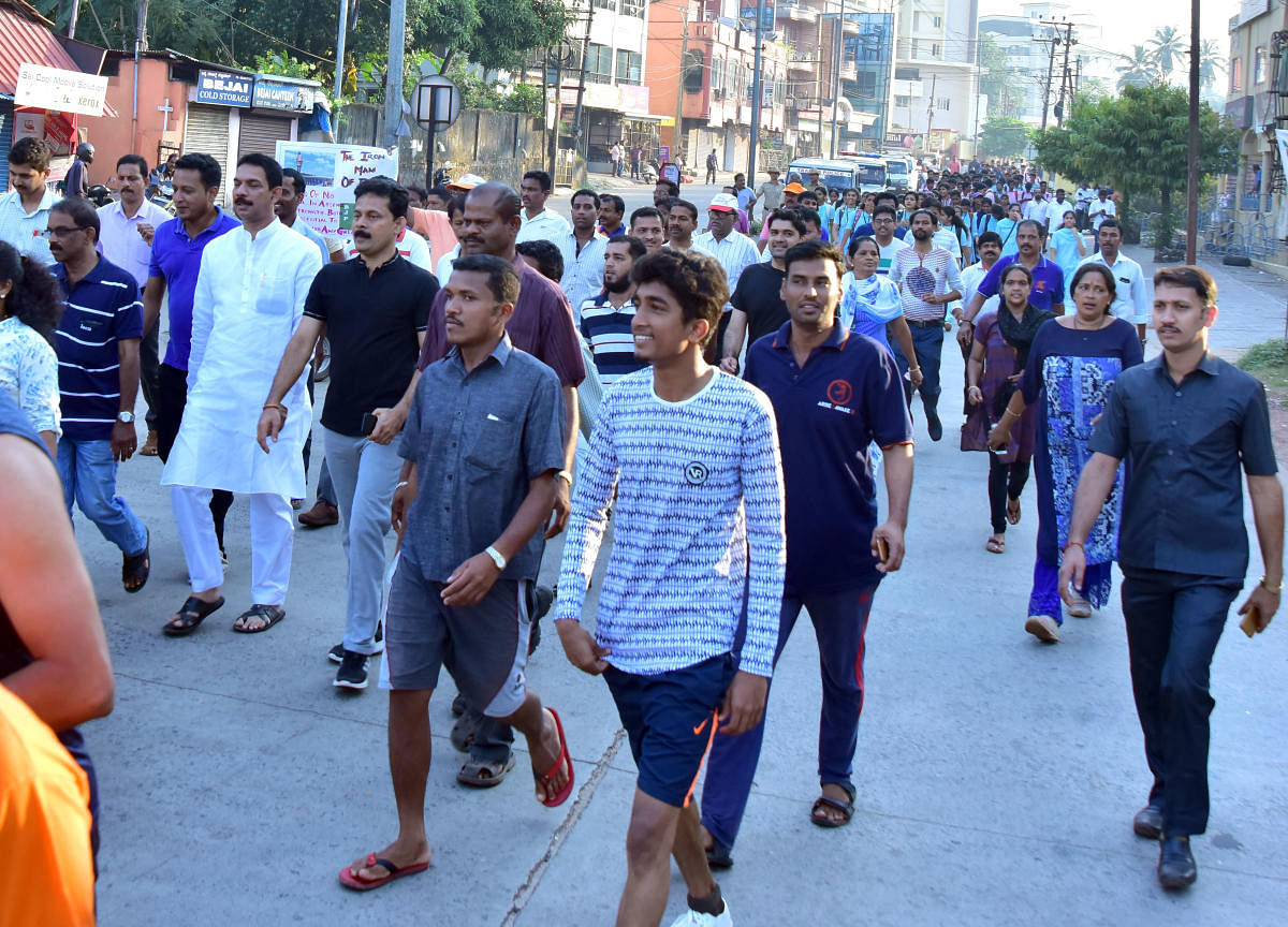 MP Nalin Kumar Kateel and others take part in ‘Run for Unity’ in Mangaluru on Wednesday.