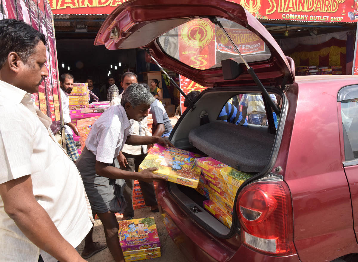 The cracker sale on Karnataka and Tamil Nadu border near Hosuru is at its peak. DH Photo/B H Shivakumar