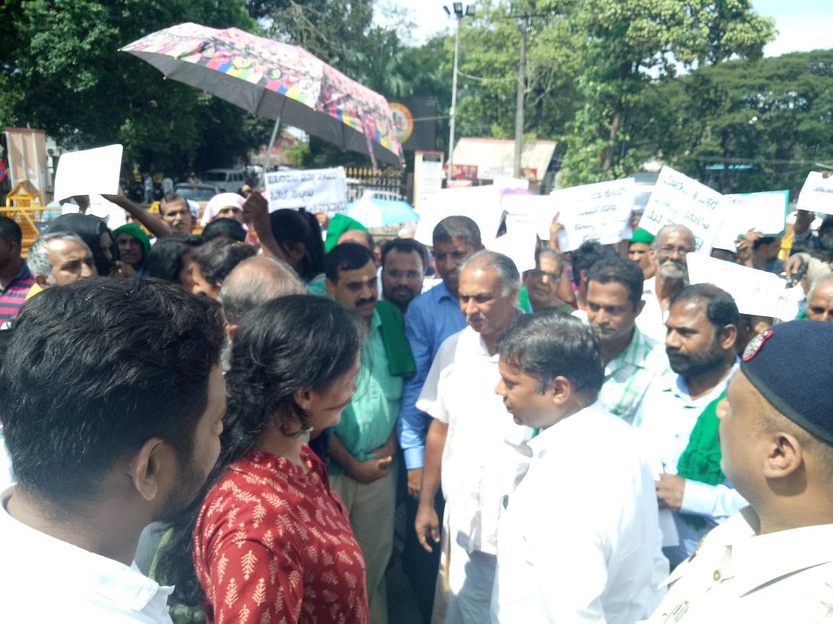Protest against land acquisition for MRPL expansion was held in Mangaluru on Monday. DH photo
