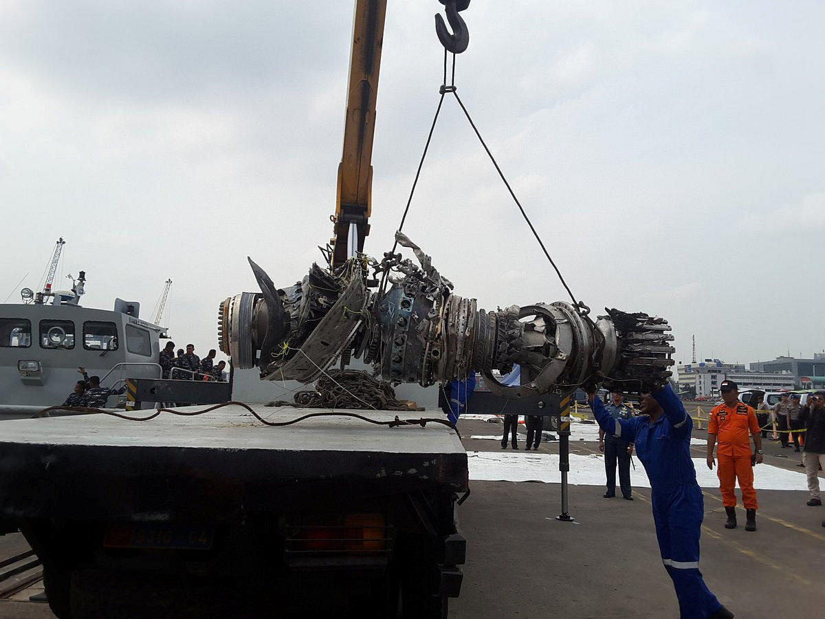 An engine turbine from Lion Air flight JT610 aeroplane is hoisted onto a trailer in Jakarta, Indonesia. (Reuters Photo)