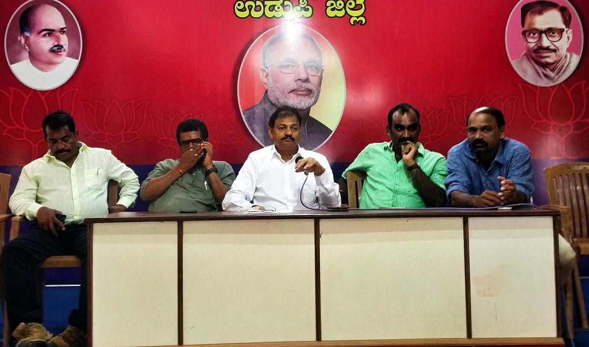 Udupi district BJP unit President Mattaru Rathnakar Hegde speaks to mediapersons in Udupi on Wednesday.