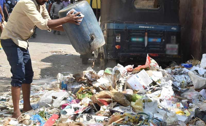 After the Karnataka High Court directed the Bruhat Bengaluru Mahanagara Palike (BBMP) to initiate criminal action against those who throw garbage in places cleaned by pourakarmikas, the BBMP marshalls have caught 2,965 vehicles for dumping garbage in the eight zones in the last seven days. DH file photo