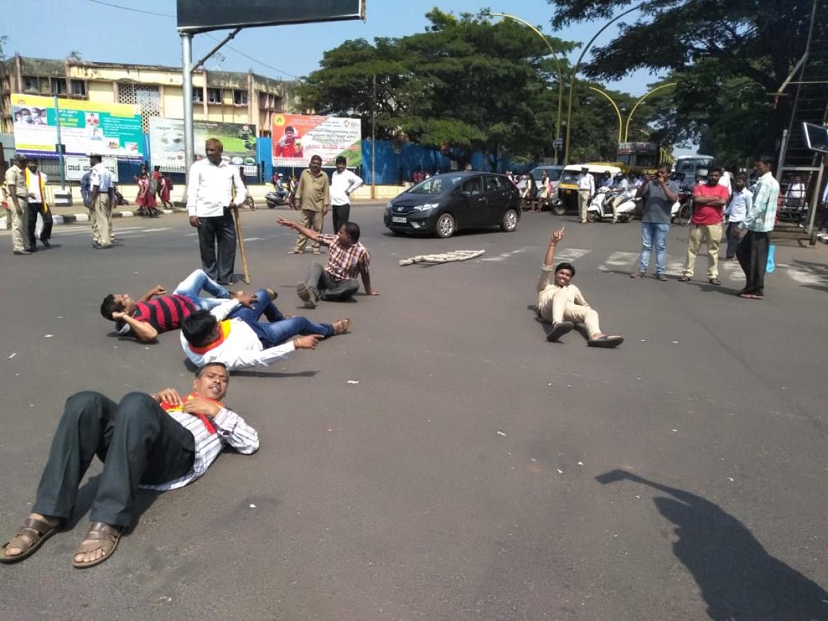 Kannada activists stage a flash protest and block traffic in Belagavi on Tuesday. DH photo.