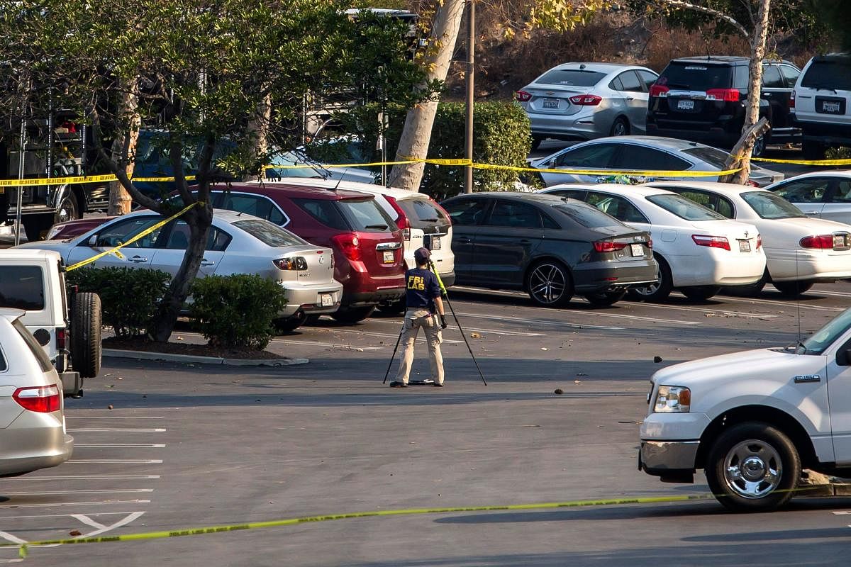 An FBI agent works at the Borderline Bar and Grill's parking lot in Thousand Oaks, California. AFP photo