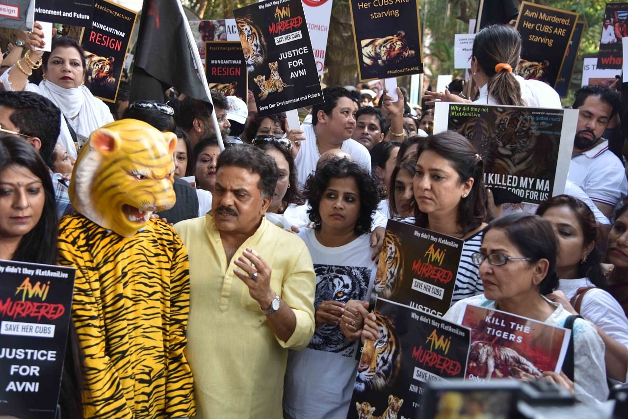 Mumbai Congress president Sanjay Nirupam with protesters in Mumbai on Sunday. (DH Photo)