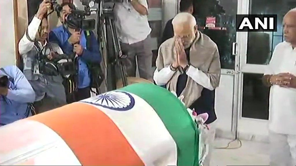 Prime minister Narendra Modi pays last homage to his cabinet colleague Ananth Kumar in Bengaluru. (ANI Photo)