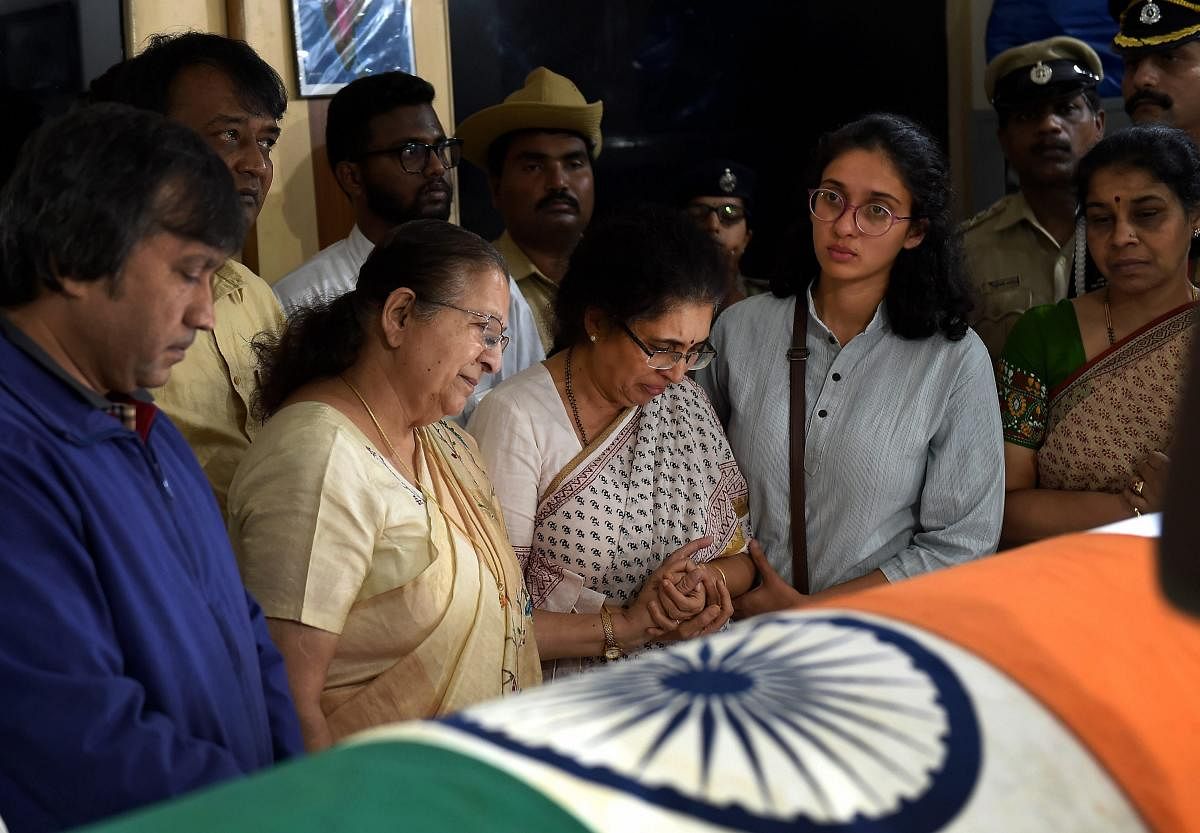  Loksabha Speaker Sumitra Mahajan offerd her condolences to the wife Tejaswini Ananth Kumar and daughter Vijeta of Union Parliamentary Affairs Minister Ananth Kumar in Bengaluru, Monday, Nov. 12, 2018. (PTI Photo)