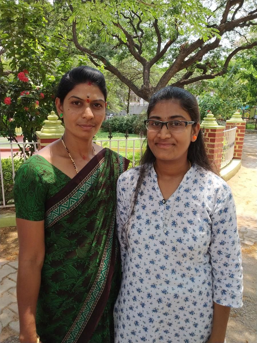 Yashaswini with her mother Shashikala